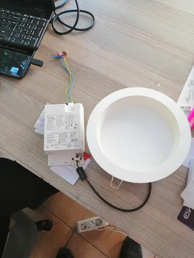 Gömme LED armatür ve sürücüsü masa üzerinde arıza tespiti için test ediliyor