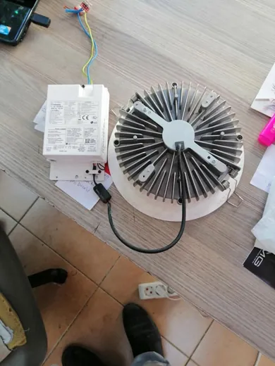 Soğutucu kanatlı yüksek güçlü LED armatür ve sürücüsü arıza incelemesi için açık halde