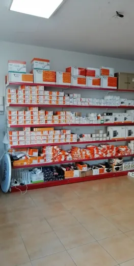 Dükkânda priz, anahtar ve sigorta ürünlerinin dizildiği raf duvarı