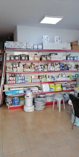 Kablo makaraları, ampuller ve aydınlatma ürünlerinin bulunduğu raflar