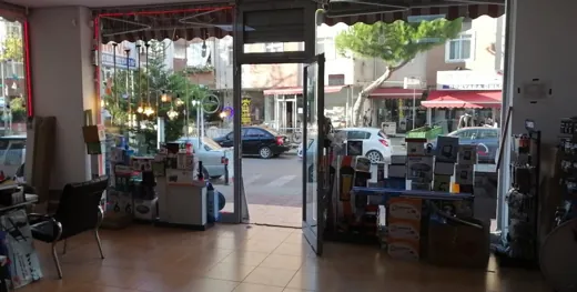 Dükkânın içinden vitrine ve sokağa bakış