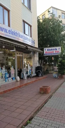 Elektrik Arızam Var dükkânı önünden görünüm; vitrin ve sarkan tabela